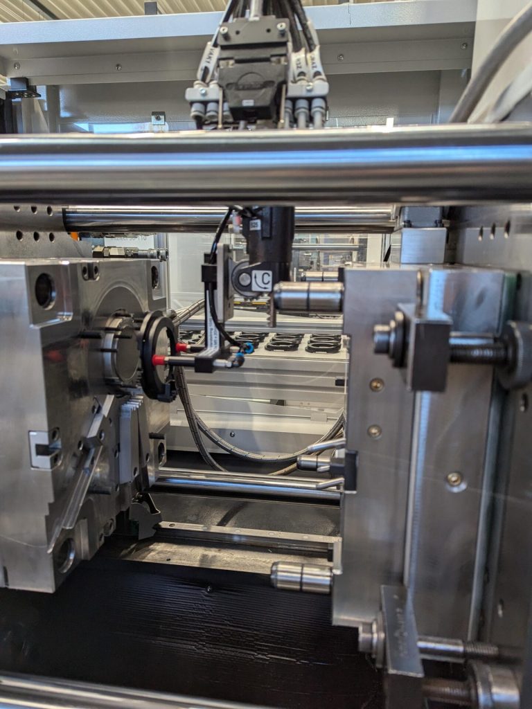 Teileentnahme aus der Spritzgusswerkzeug (2)