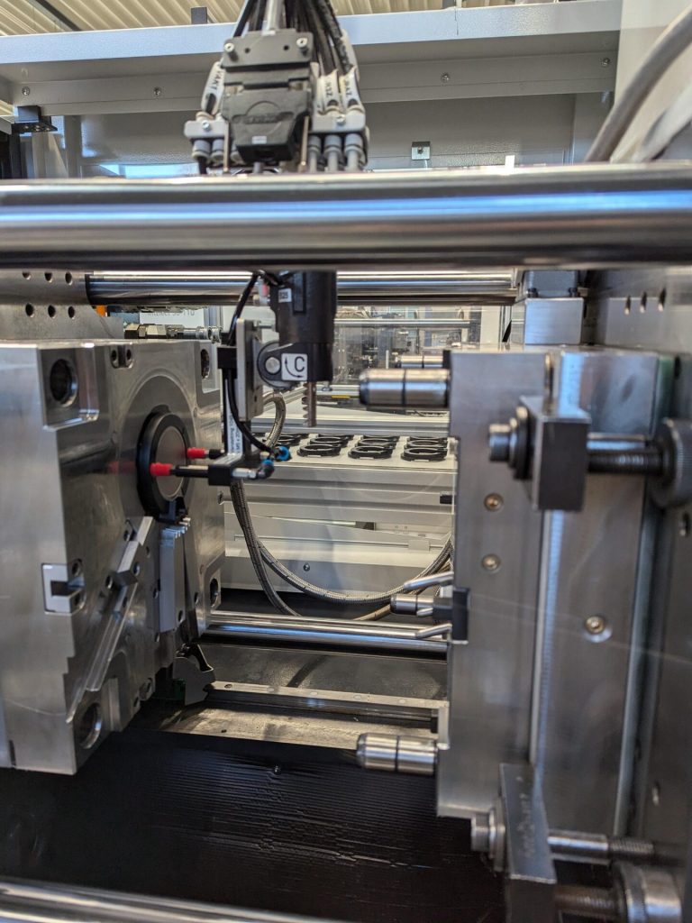 Teileentnahme aus der Spritzgusswerkzeug (4)